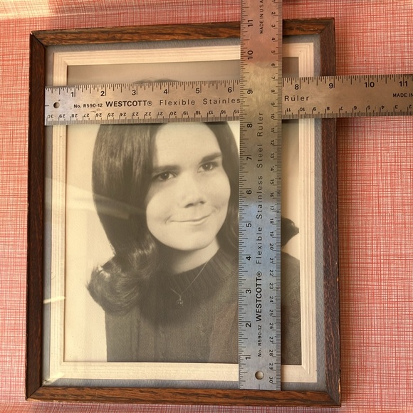 Vintage framed photo portrait of a young woman - Picture 8 of 15
